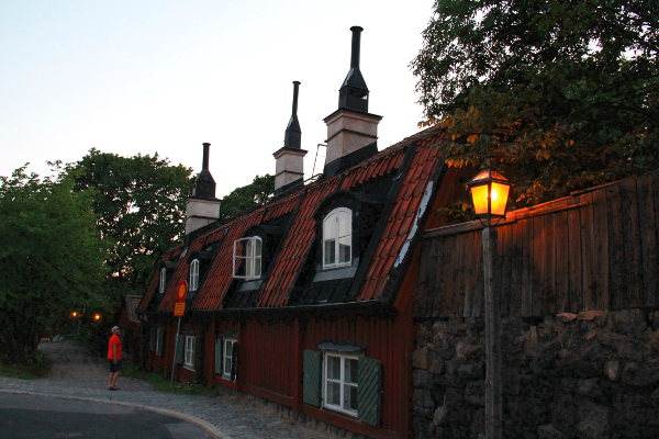 Viking Linen terminaalin yläpuolen kaduilta löytyy vanhoja taloja. 