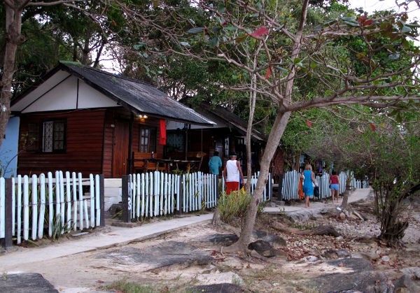 Ao Pudsalta/Tubtimiltä Ao Phaille kulkeva rantapolku ja kivoja bungaloweja, joiden hinnat ovat enemmän kuin minun budjettini sallii.