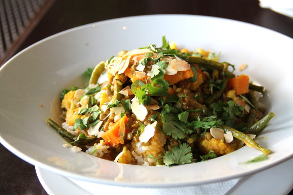 Mausteinen kasviscurry Recyclartissa.