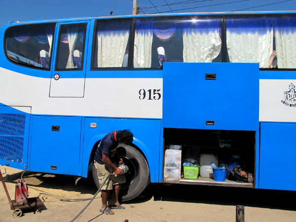 Matkalla Bangkokista Ban Phehen bussista puhkesi kumi. Valtion bussit näyttävät tyypillisesti tältä ja suosin niitä.