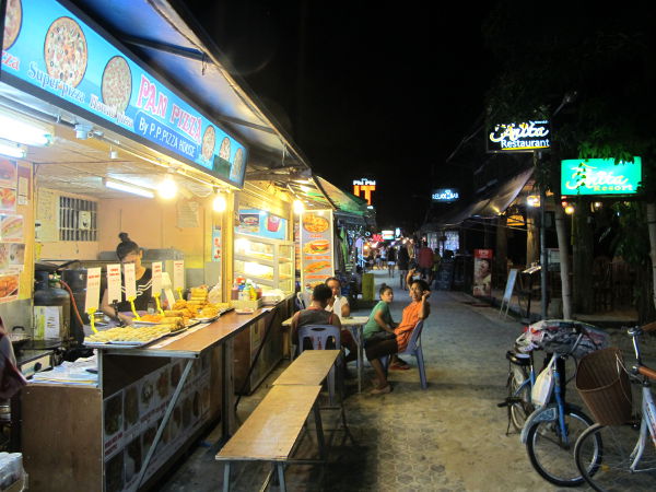 Iltaisin Tonsailla avautui snack-ruokia myyvä kuja. 