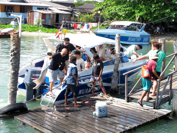 Koh Sametille pääsee nopeammin ja kalliimmalla tällaisella moottoriveneellä.