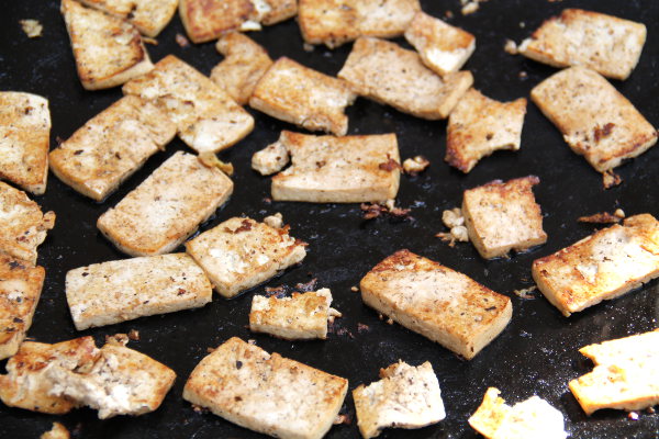 Eri tavoin marinoitu tofuerä paistumassa.