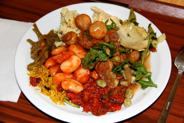 El Turcon buffetista keräämäni ruoat. Hinta tuli annoksen painon mukaan, tämä oli noin 12 euron annos.