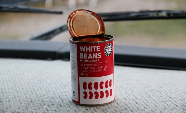 Valkoiset pavut tomaattikastikkeessa ovat nopea ruoka. Minä syön niitä vaikka suoraan purkista, mutta olenkin reissarina tottunut keksimään ruokia, jotka voi vetäistä vaikka seisaaltaan kaupan pihalla. 