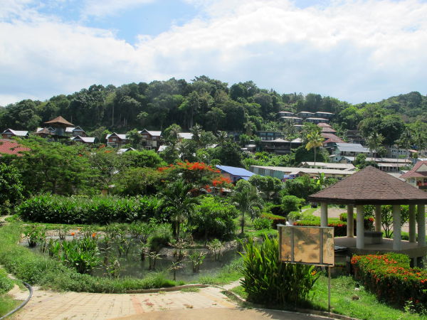 Helppo kapuamisreitti näköalapaikalle kulkee tämän mäen läpi. Tässä alhaalla on jonkinlainen vedenpuhdistusalue, joka on nätisti naamioitu puistoksi. 