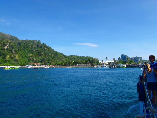 Matkustimme Koh Lantalta Phi Phille. Ennen rantaa pysähdyimme, kun Phuketiin matkalla olleet vaihtoivat venettä. 