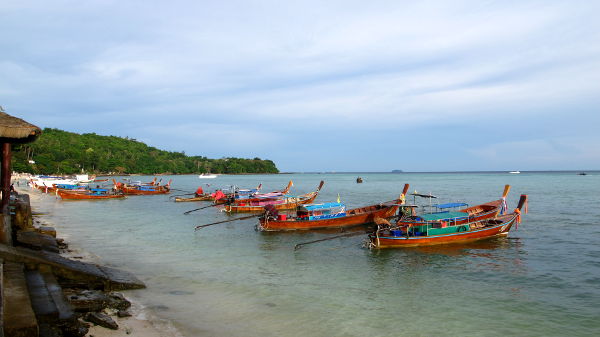 Veneitä Tonsain eteläisemmällä rannalla, jonka varrella vaikutti olevan kalliimpia resortteja. 