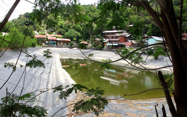 Vedenkeruuallas. Phi Phillä, kuten niin monilla saarilla ja muissa paikoissa, on pulaa makeasta vedestä. 