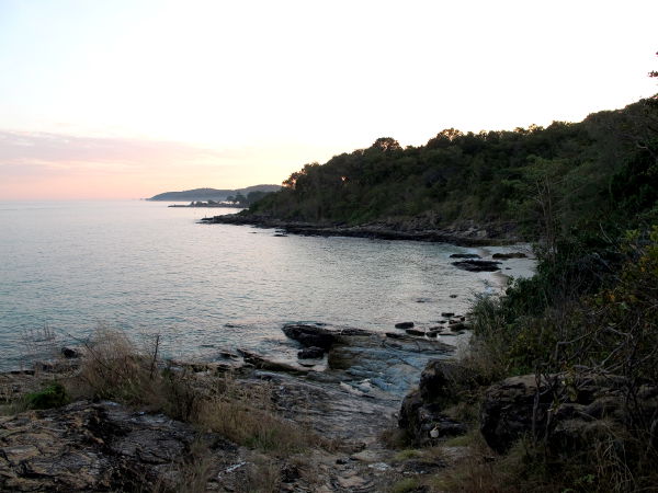 Ao Nuan on pieni ranta Ao Pudsan eteläpuolella. Siellä on vain yksi majapaikka, jonka mökit ovat pitkin rinnettä. Paikan ravintola ei vaikuttanut olevan auki.
