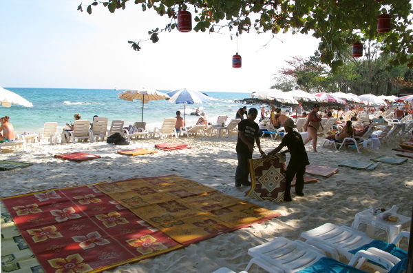 Hiekalle levitetään matot ja kolmiotyynyt iltaa varten Siver Sandin edessä Ao Phailla.