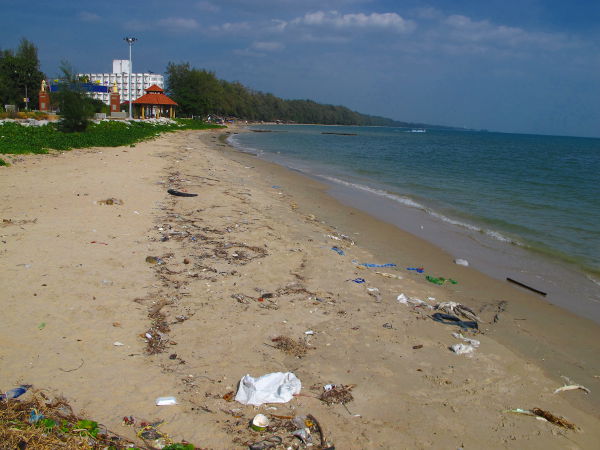 Hiekkaranta Ban Phen sataman lähellä oli törkyinen. Kauempaa löytyisi varmasti kivojakin rantoja.