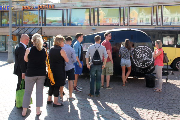 Tälläkin bbq-kärryllä tuntui olevan koko ajan jonoa. 