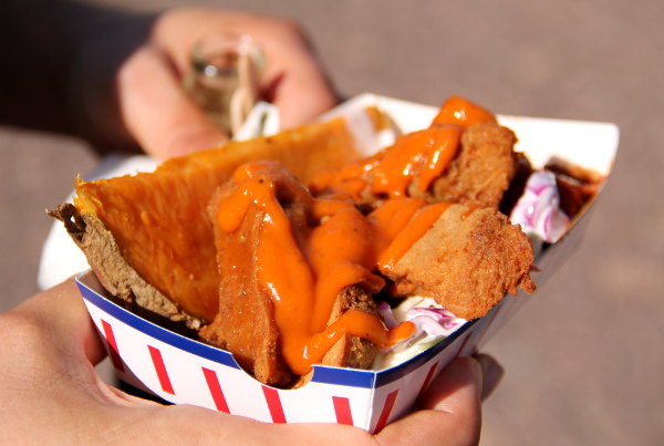 B-Smokeryn seitanannoksessa oli bataattia, seitania ja epävegaanista (?) coleslawta. Seitan oli loistavaa rakenteeltaan ja maultaan ja kastike toi sopivasti kosteutta. Kuulemma annos oli sopiva kokonaisuus kun paahdettu tai grillattu bataattisiivu oli jätetty maustamattomaksi muiden ollessa tarpeeksi maustettuja. Jos bataatti olisi ollut rasvainen ja suolainen, olisi annos ollut tunkkainen. 