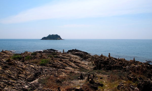 Koh Sametin eteläkärjestä pilkottaa kallioinen saari.