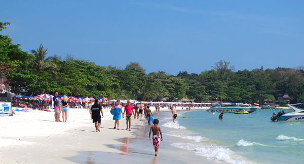 Had Sai Kaewin ruuhkainen pohjoispää kannattaa jättää väliin, koska saarella on lyhyen kävelymatkan päässä niin paljon kivempia rannanpätkiä kuin tämä.