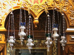 Kirkon heilutteluastiat.