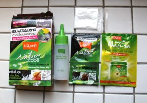 Pikkupakkaus Thaimaasta ostettua hiusväriä. 