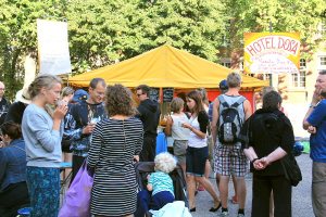 Väkeä riitti Hotel Dosan kasvissyöjille sopivien masala dosien kojulla, kun kyseessä oli Suomesta puuttuva erikoisherkku. 