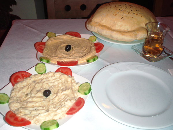 Tavallisen ravintolan listalta Istanbulin vanhassa kaupungissa löytyi hummusta ja babaganoush-munakoisotahnaa leivän kera syötäväksi. Babaganoush ei tuolloin ollut minulle kovin tuttua ja epäilin kovasti että tahnan joukossa olisi ollut jugurttia. Mutta myöhemmin tuota herkkua syödessäni olen voinut todeta sen tosiaan maistuvan hiukan kermaiselta ja happamalta. 