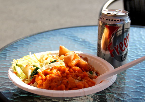 Tällaisen kasvisannoksen sain Joensuun torin intialaisesta ruokakojusta. Kevätrullat eivät kyllä edusta intialaista ruokakulttuuria, mutta mitäs pienistä. Ruoka oli tosi hyvää, kun alla oli paistettua vihannesriisiä ja päällä yllättävän hyvää linssi/papukastiketta.