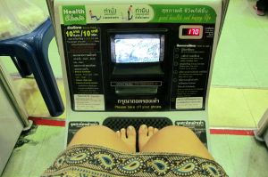 Tällaista jalkahierontalaitettakin kokeilin yhdessä kauppakeskuksessa. Se tärisytti jalkoja rajusti ja tuloksena minulla kipeytyi joki patti jalkapohjassa. En halua enää tämmöiseen ravisteluun. Sen sijaan hierontatuolit ovat ihania. 