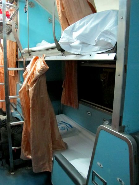 Sängyt levitettyinä istuinpaikoille. 