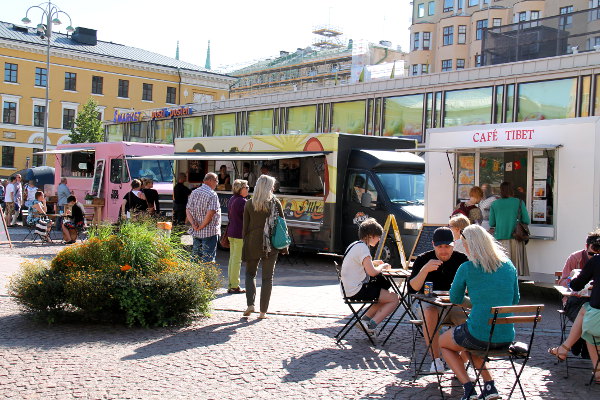 Oikealla Tibet-ruokaa eli momoja tarjoava kärry, mutta kasvismomoissa oli juustoa. 