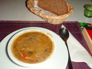 Linssikeittoa alkupalana Istanbulin Govinda´sin kasvisravintolassa. 