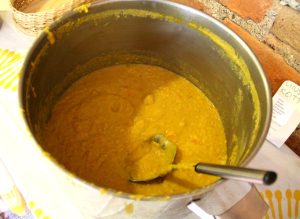 Linssi-porkkana-kookoskeitto isossa kattilassa kävi kaupaksi bileissä viikko sitten. 