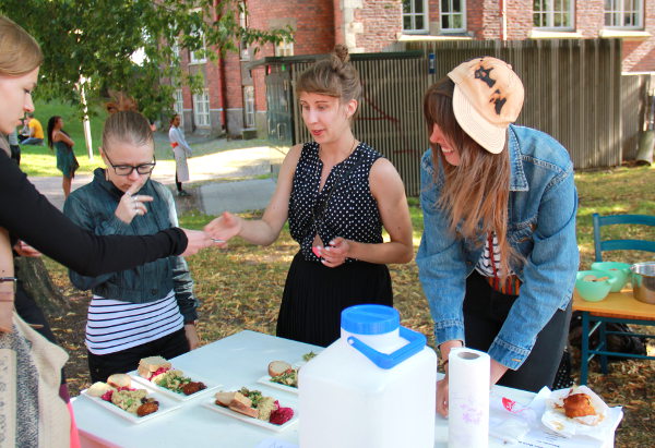 Wow such Veganin kojun tuotot menivät eduskuntavaaliehdokkaaksi pyrkivän Mia Haglundin kampanjan hyväksi (Mia kuvassa oikealla). 