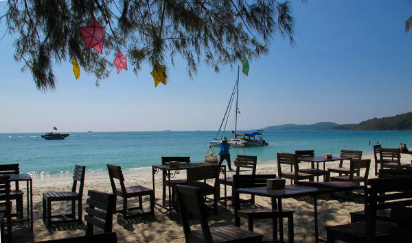 Näkymä rannalle Jep´sin ravintolasta. Jep´s on majapaikka, joka joskus on ollut tosi halpa, mutta on nyt nostanut tasoaan ja hintojaan.