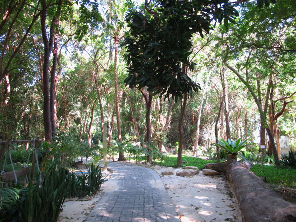 Bungalowien takaa löytyi lopulta metsäpolku seuraavalle rannalle.