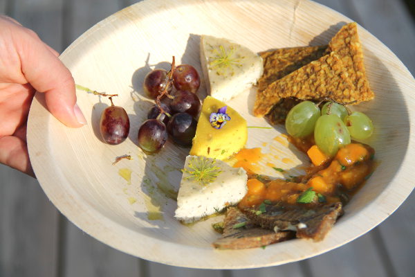 Vegaaninen raakajuustolautanen (10 e) oli mielestäni niin hauska idea, että halusin sitä kokeilla, mutta ravintolapäivän kojujen pitäjien pitää alkaa tarkistaa hintojaan. 