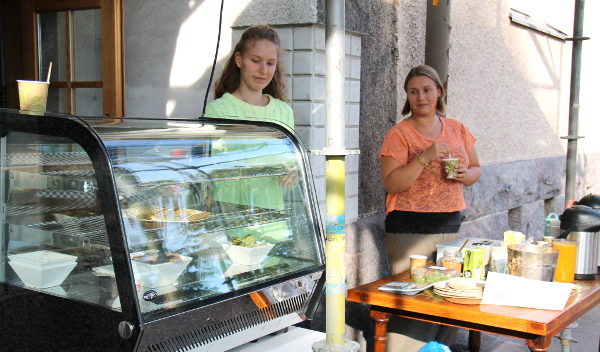 Ravintolapäivänä hyvin mennen tuotteet loppuvat. Raw Food Amourin valkosuklaa-vadelma-juustokakku ja suklaaquiche olivat illan suussa jo loppuneet vitriinistä. 