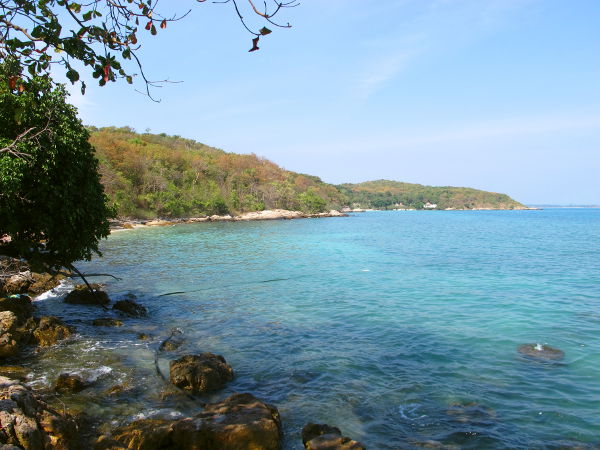 Ranta Ao Karangista pohjoiseen. Tätä rantaa emme tainneet lähteä taivaltamaan, en ole ihan varma.