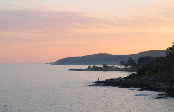 Näkymä Ao Nuanilta saaren eteläsuuntaan. Tyypillisesti itärannikolla on pieniä hiekkarantaisia lahdelmia, joiden välissä on kallioiset niemet.