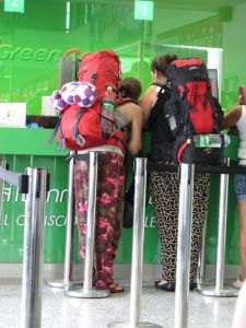 Reissupirkoilla on 10-luvulle uudistetut salihousut. 