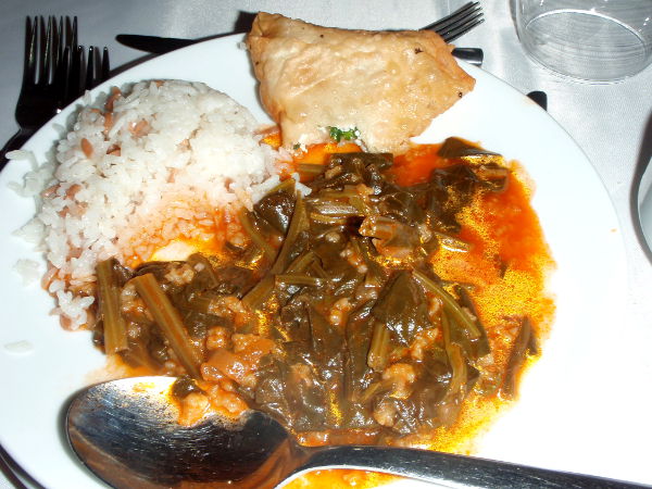 Kappadokiassa otin kahden päivän kyydityskierroksen luonnonnähtävyyksille. Hintaan kuului lounaat. Toisena päivänä sain tällaisen annoksen kun olin pyytänyt kasvisruoat. Siinä oli riisiä, jostain vihreästä vihanneksesta, sipulista ja mausteista tehty mieto kastike ja kasvispasteija. Muistan että tuossa ravintolassa minulle ehdotettiin lihapalojen noukkimista jostain keitosta! Semmoista ei olekaan minulle ehdotettu kuin ehkä pari kertaa kahdenkymmenen vuoden aikana. Toisena päivänä päästiin buffetiin, josta oli helppo etsiä tarpeeksi kasvisruokia syödäkseni. 