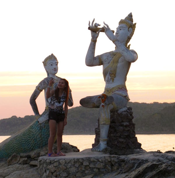 Ao Sai Kaewin eteläpäässä sijaitsee tämä merenneitopatsas. Näihin liittyy kuuluisia thaimaalainen taru.