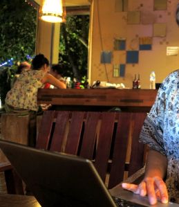 Puolen vuoden aikana vietin sikäli normaalielämää että räpläsin tietokonetta, värjäsin hiuksiani, pesin vaatteita ja yritin tehdä töitä. Muuten oli kyllä luksusta kun ei tarvinnut siivota tai tiskata ja kun tietysti sai olla lämpimissä, vaihtelevissa ja mielenkiintoisissa ympäristöissä joihin tutustua. 