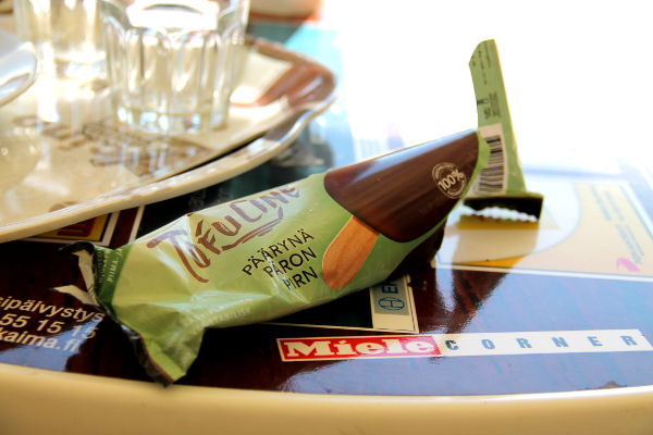 Onhan se tosi jees, että vegaani voi Suomessa saada torikahvilassa soijajätskiä. Kiitos Ingmanin. 