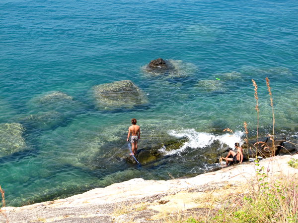 Länsiranta on suurimmaksi osaksi kivikkoista ja kallioista.