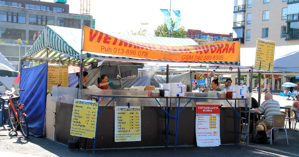 Torilla oli ”vietnamilaista ruokaa” tarjoileva koju, jonka pannulla näytti olevan riisi-vihannesseosta, joka voisi edustaa vähän mitä vain ruokakulttuuria.