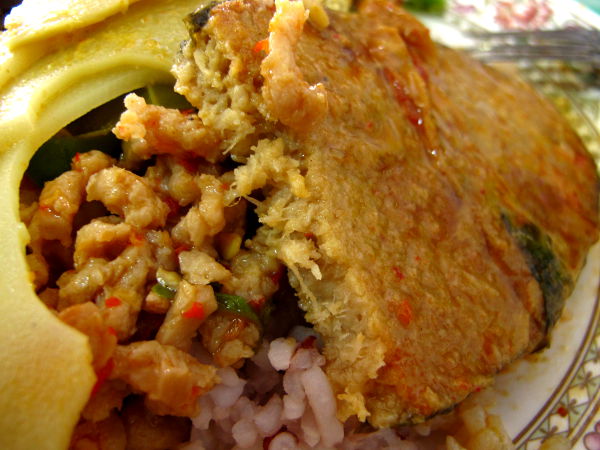 Iltatorikadun päässä olevasta kasvisravintolasta saa Thaimaan ravintoloista tuttuja kalamaisia kasvispihvejä. 