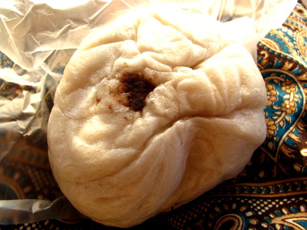 Pari kertaa sain tässä ravintolassa mukaani kaupan päälliseksi höyrytetyn pullan, jonka sisällä on makeaa adukipaputahnaa. 