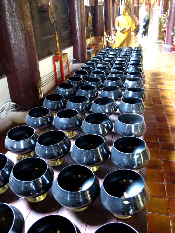 Nämä ovat käsittääkseni munkkien ruukkuja, joihin he keräävät/ovat keränneet ihmisten ruoka yms. lahjoituksia. Munkit eivät siis kerjää, vaan antavat ihmisille mahdollisuuden hyvän karman hankkimiseen. 