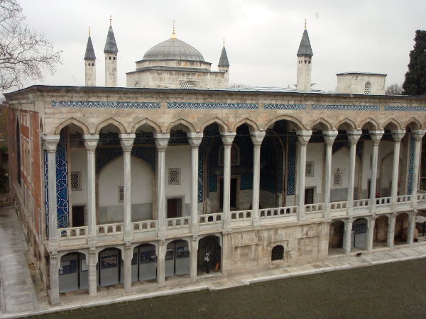 Tämä arkeologisen museon rakennus on kai ollut osa Topkapin palatsikompleksia.