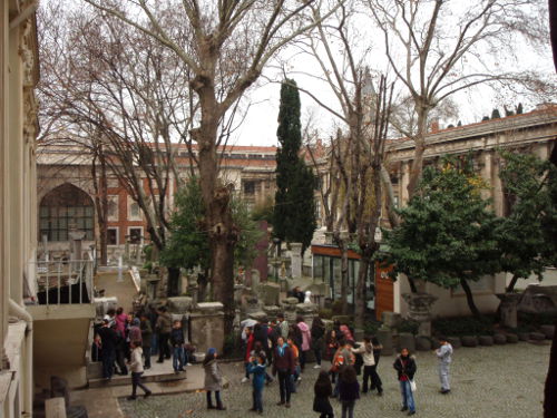 Arkeologisen museon piha lähellä Topkapin palatsia.