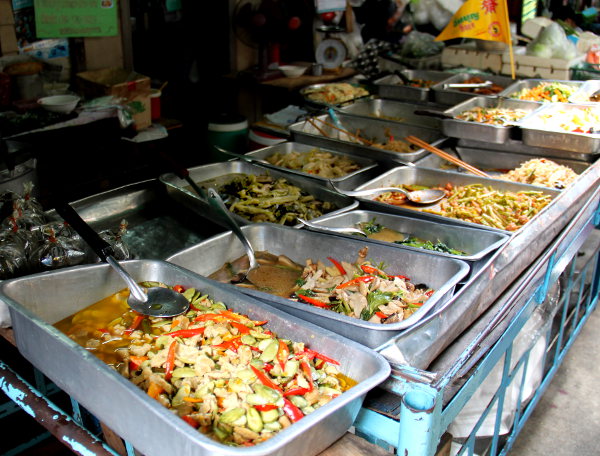 Currykoju, eli currykojuiksi sanotaan tällaisia, joissa on valmiiksi valmistettuja sekoituksia, sekä currykastikkeessa että ilman, ja jotka tarjotaan riisin kera. 